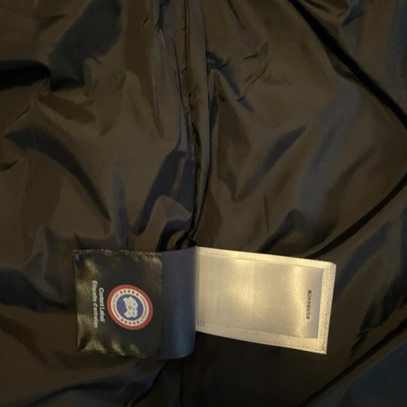 Canada Goose Sleeveless jacket - Picture 7 of 9